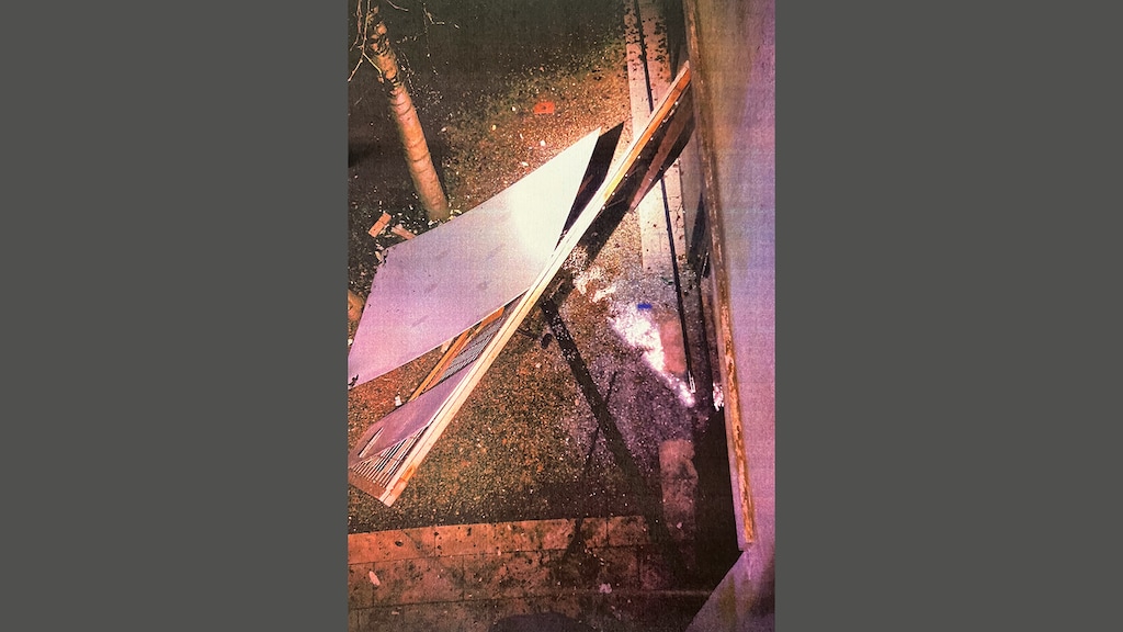 De opgeblazen buitendeur, van boven gezien. De deur was versterkt met een houten frame en betongaas. 